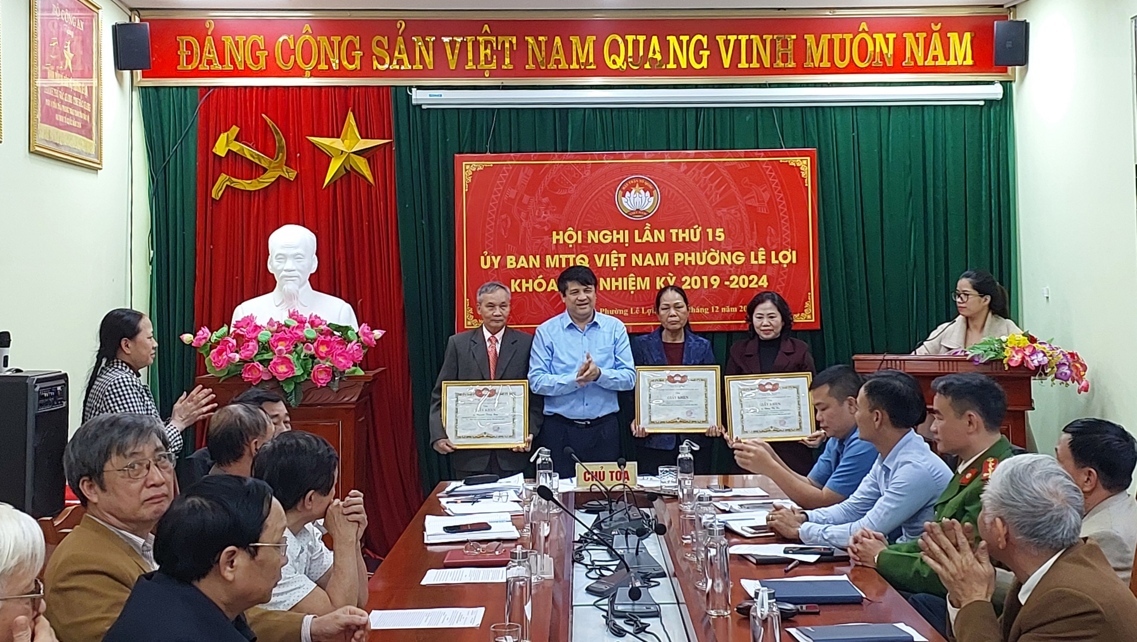 Đồng chí Nguyễn Văn Bằng -PCT UB MTTQ thành phố trao giấy khen cho cá nhân có thành tích xuất sắc năm 2023