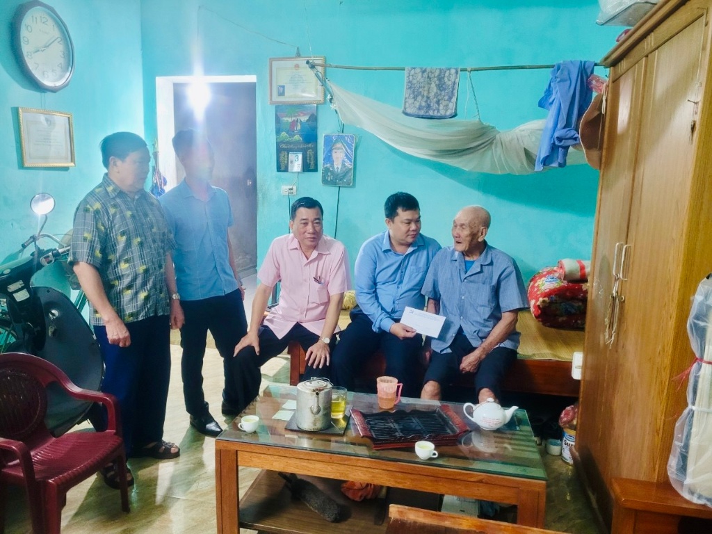 Đảng uỷ - HĐND - UBND phường Lê Lợi tặng quà gia đình chiến sĩ trực tiếp chiến đấu trong chiến...